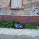 Foto: Grauer Müllsack auf dem Gehweg Virchowstraße/Ecke Fruchtstraße 
